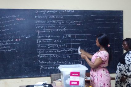 ๐๐ง๐ ๐ญ๐จ๐ฎ๐ซ ๐๐๐ฌ ๐รฉ๐ ๐ข๐ฌ๐ฅ๐๐ญ๐ข๐ฏ๐๐ฌ ๐๐๐๐ : ๐ฅ’๐๐๐ ๐ฌ’๐ข๐ฆ๐ฉ๐จ๐ฌ๐ ๐ฌ๐ฎ๐ซ ๐๐๐ฎ๐ฑ ๐๐๐ฌ ๐ญ๐ซ๐จ๐ข๐ฌ ๐ฌ๐ขรจ๐ ๐๐ฌ ๐๐ง ๐ฃ๐๐ฎ ร ๐๐จ๐ซ๐ญ-๐๐๐ง๐ญ๐ข๐ฅ, ๐ฌ๐๐ฅ๐จ๐ง ๐ฅ๐๐ฌ ๐ญ๐๐ง๐๐๐ง๐๐๐ฌ