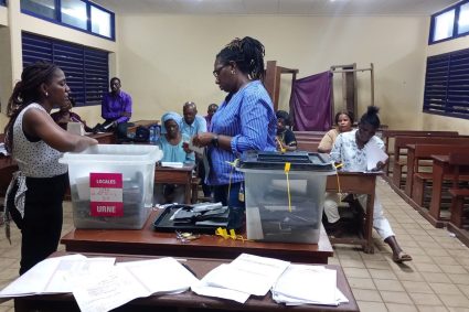 ๐๐จ๐๐๐ฅ๐๐ฌ ๐๐ญ ๐รฉ๐ ๐ข๐ฌ๐ฅ๐๐ญ๐ข๐ฏ๐๐ฌ ๐๐๐๐ : ๐๐ง๐ญ๐ซ๐ ๐๐ฌ๐ฉ๐จ๐ข๐ซ๐ฌ ๐๐ ๐ซ๐๐ง๐จ๐ฎ๐ฏ๐๐๐ฎ ๐๐ญ ๐ฏ๐ข๐๐ข๐ฅ๐ฅ๐๐ฌ ๐ฉ๐ซ๐๐ญ๐ข๐ช๐ฎ๐๐ฌ ๐ฉ๐๐ซ๐ฌ๐ข๐ฌ๐ญ๐๐ง๐ญ๐๐ฌ